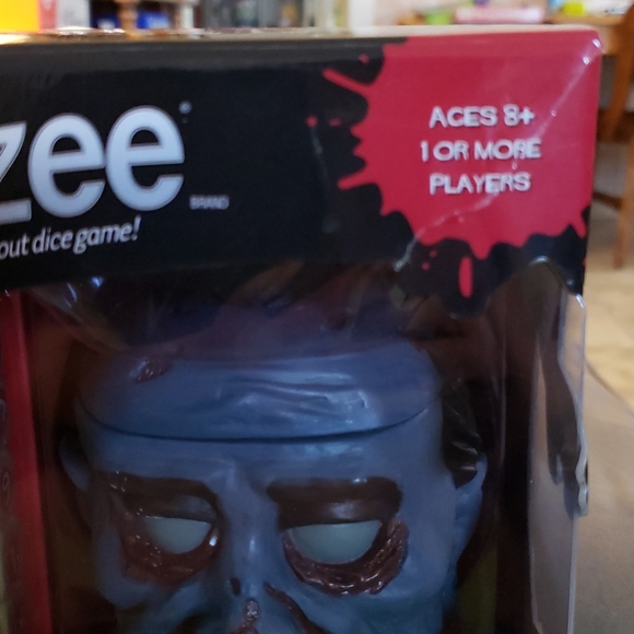 🧟‍♂️COLLECTOR'S EDITION TWD YAHTZEE🧟‍♀️ - Picture 2 of 8